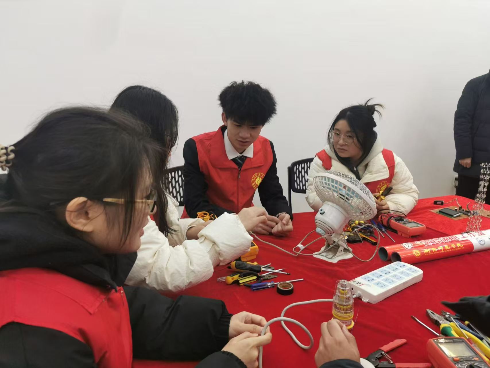 雷鋒家電工作室 湖南高速鐵路職業(yè)技術(shù)學(xué)院 湖南財(cái)經(jīng)工業(yè)職業(yè)技術(shù)學(xué)院_湖南高速鐵路職業(yè)技術(shù)學(xué)院